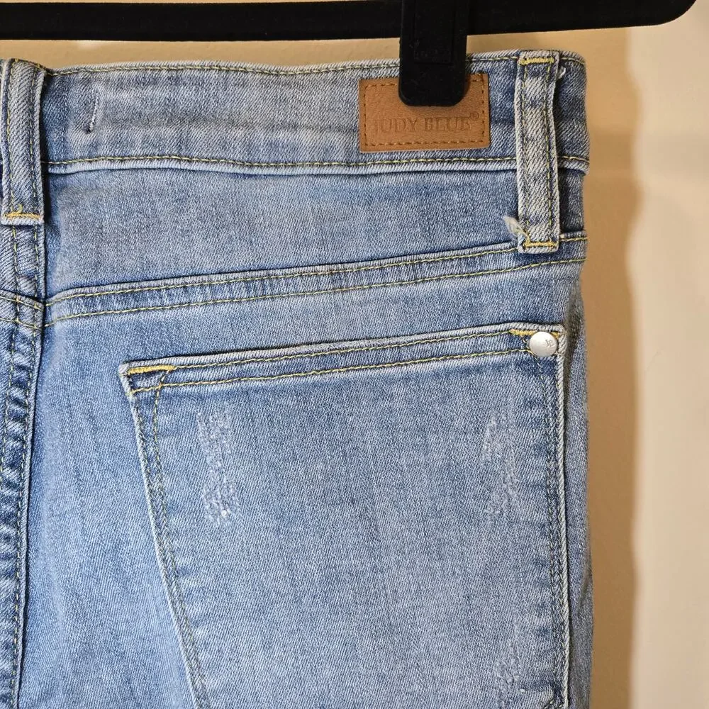 Judy Blue Women’s Skinny Fit Mid Rise Light‎ Wash Distressed Jeans Size 30